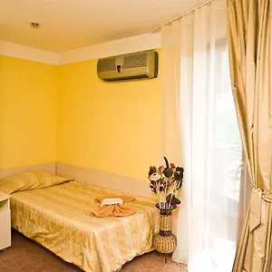 https://fotinov-guest-house.burgashotels.net